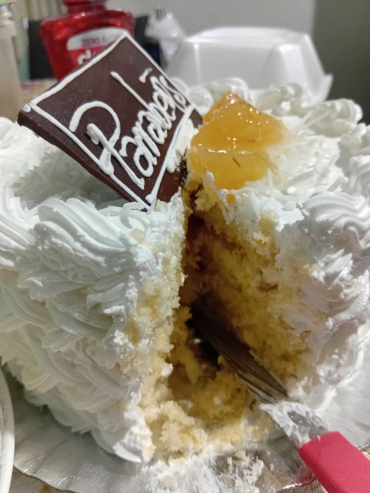 foto de um bolo com um corte