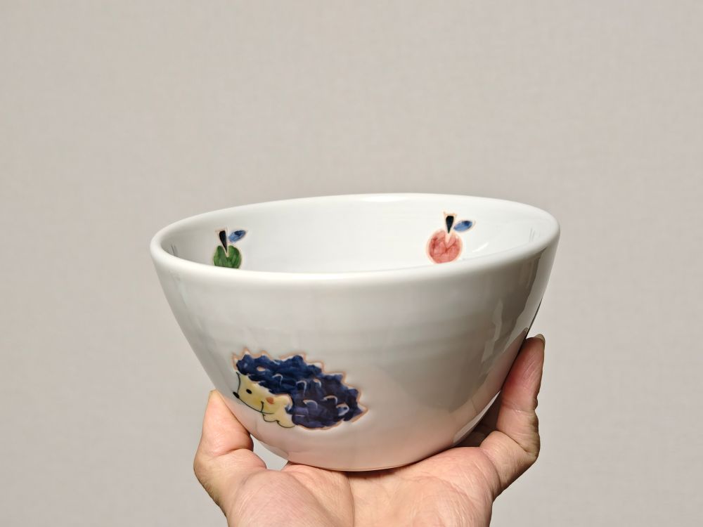 砥部焼のお椀
外にハリネズミ、内にリンゴが描かれている