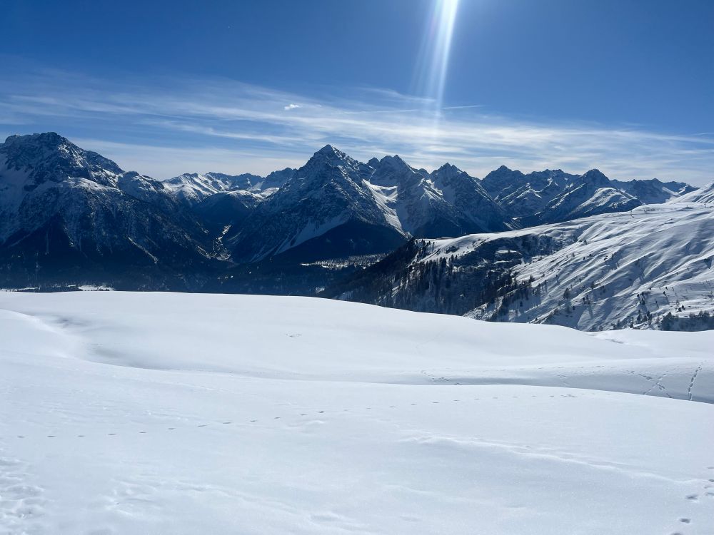 Schneebedecktes Alpenpanorama bei blauen Himmel im Engadin