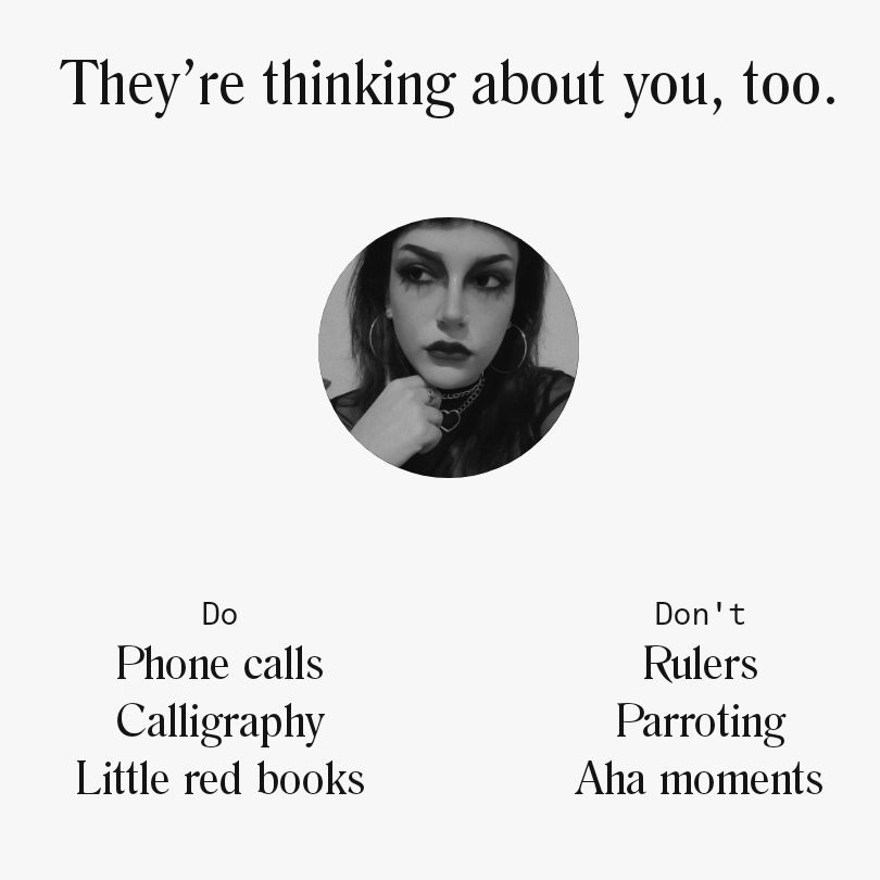 Uma captura de tela do aplicativo Co-Star com um fundo cinza claro. No topo, em uma fonte serifada, está a frase: 'They're thinking about you, too.' (Eles também estão pensando em você.) No centro, há uma foto de perfil em preto e branco de uma mulher com maquiagem escura e um colar de coração, olhando ligeiramente para o lado. Abaixo da foto, o texto está dividido em duas colunas. A coluna 'Do' (Fazer) lista: 'Phone calls' (Chamadas telefônicas), 'Calligraphy' (Caligrafia), e 'Little red books' (Livros vermelhos pequenos). A coluna 'Don't' (Não Fazer) lista: 'Rulers' (Réguas), 'Parroting' (Repetição/Papagaiar), e 'Aha moments' (Momentos Aha)."
