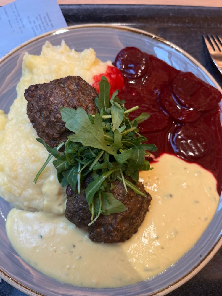 vegane Frikadellen mit Kartoffelpüree, rote Beete Gemüse und Senfsauce