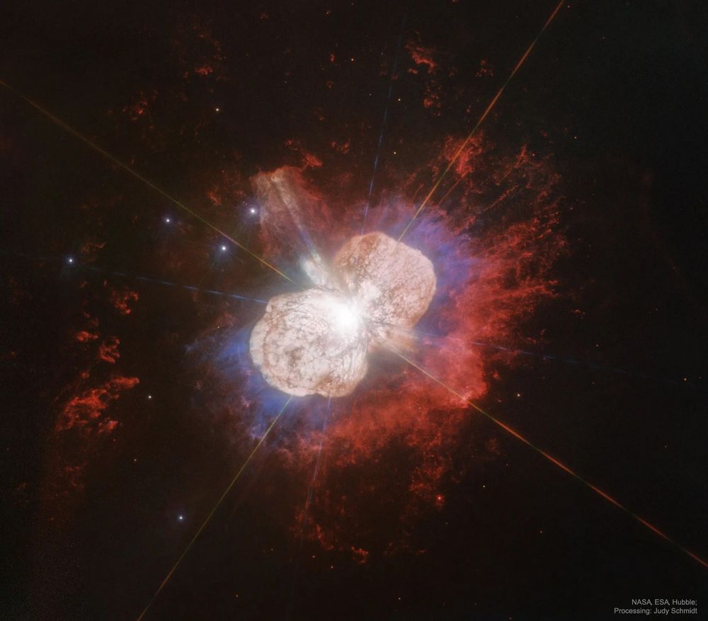 Estrella Eta Carinae. La estrella es la mancha blanca brillante situada en medio de los lóbulos de la nebulosa. Tiene entre 2 y 3 millones de años. Las estrellas tan masivas no suelen durar más de 3 millones de años, por lo que no existirá por mucho más tiempo.