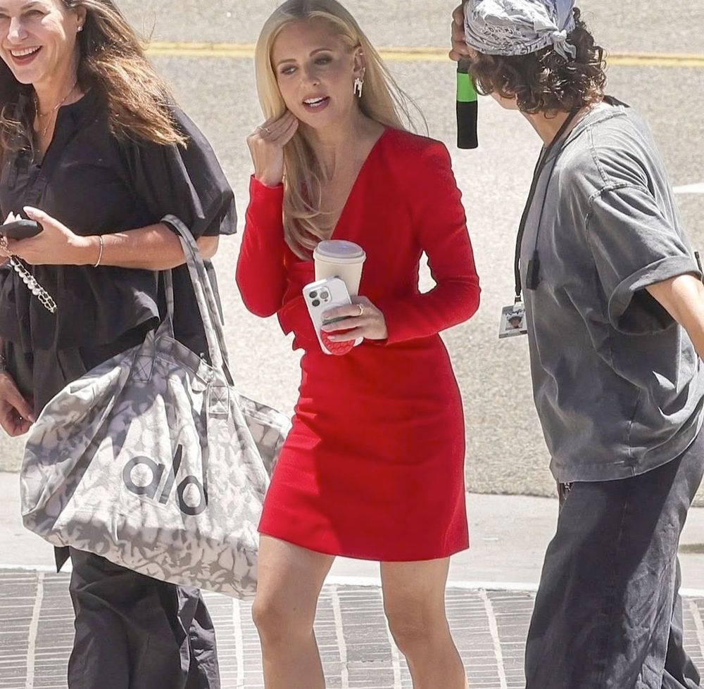 Sara Michelle Gellar on the set of the Buffy Reboot looking fucking incredible in red.