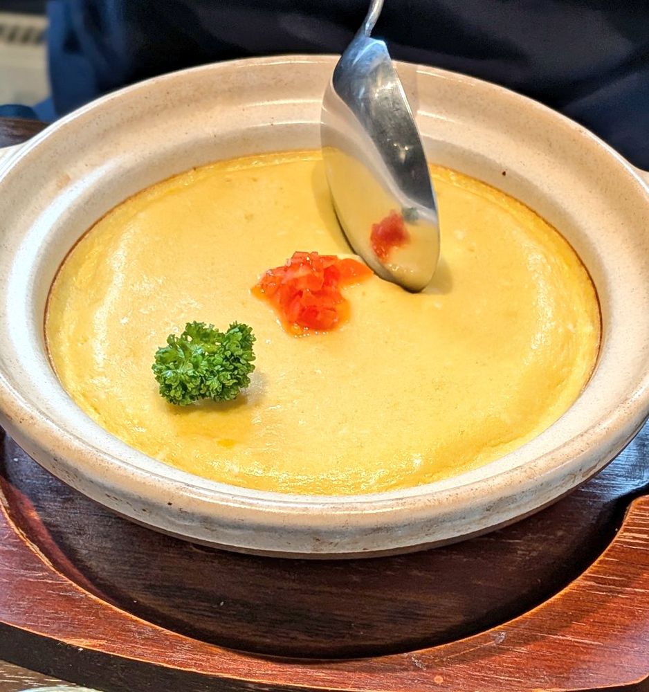 土鍋オムライス。
合わせ出汁を入れた玉子と合わせ出汁で炊いたチキンライス。