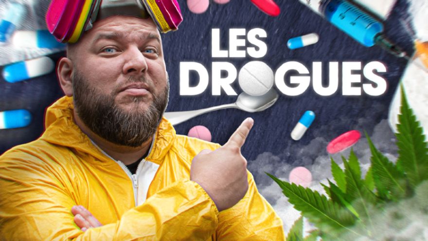 Nouvel épisode Nota Bene sur l'histoire des drogues. On me voit habillé en combinaison jaune, et je pointe du doigt l'expression "Les Drogues" qu'on peut lire à ma droite. Je suis entouré de pilules colorées, de seringues et de feuille de cannabis.
