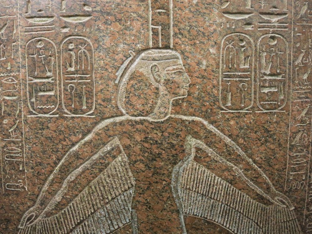 Nouvel épisode bref du podcast Nota Bene sur la découverte de la tombe d'un haut commandant de Ramsès III en Égypte. Détail du sarcophage de Ramsès III représentant la déesse Nephtys.