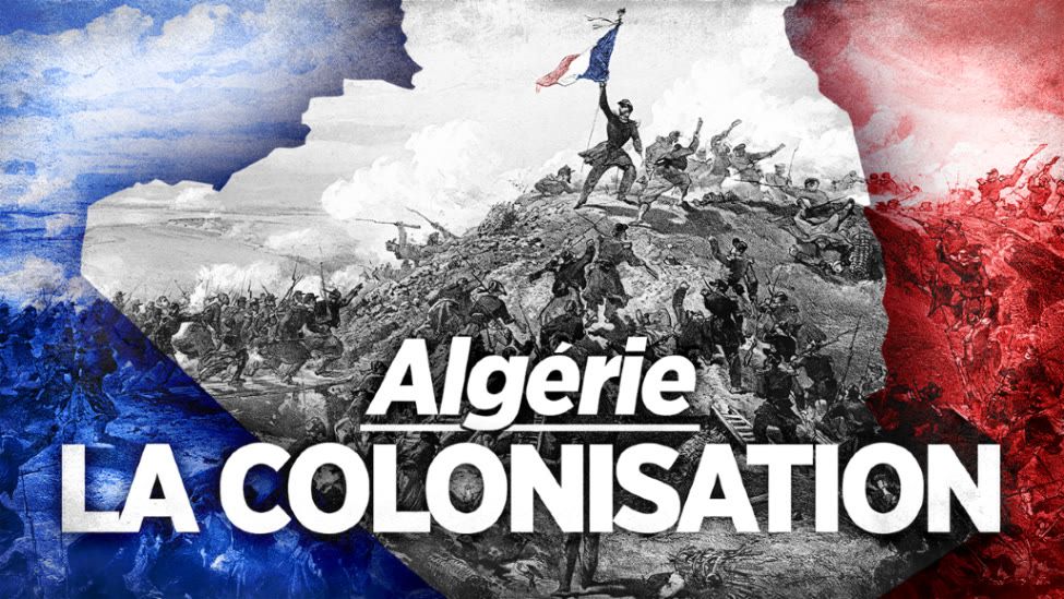 Nouvel épisode Nota Bene sur la colonisation de l'Algérie. Drapeau bleu blanc rouge superposé à une carte de l'Algérie, l'Algérie constituant la bande blanche. On voit en transparence une scène se déroulant sur un champ de bataille avec un soldat brandissant le drapeau français. On peut lire en bas "Algérie : La Colonisation".