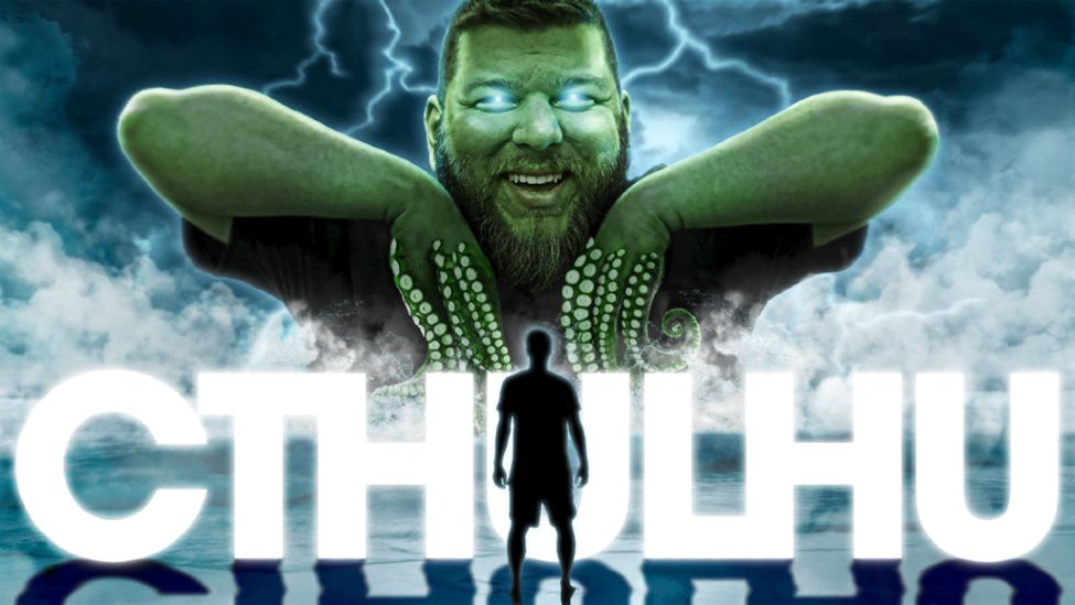 Nouvel épisode sur le podcast Nota Bene sur Lovecraft, son histoire, et son univers. On me voit géant, vert, en train de sourire, avec des tentacules à la place des mains. Je suis entouré de fumée et d'éclairs, et on peut voir face à moi de dos une silhouette humaine en noir. On peut lire en bas "Cthulhu".