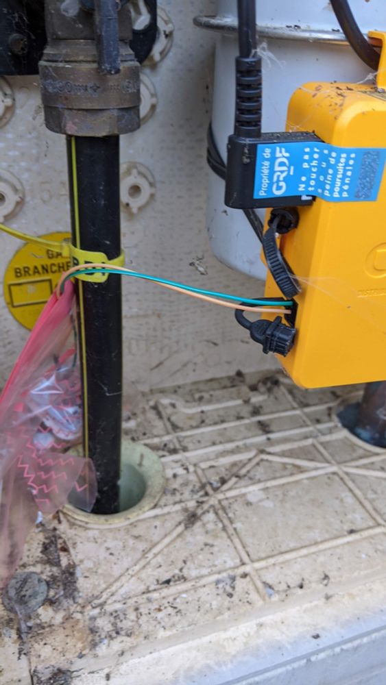 Le compteur gazpar avec le bouton tradfri.
Le bouton est dans une pochette plastique a zip pour limiter l'humidité