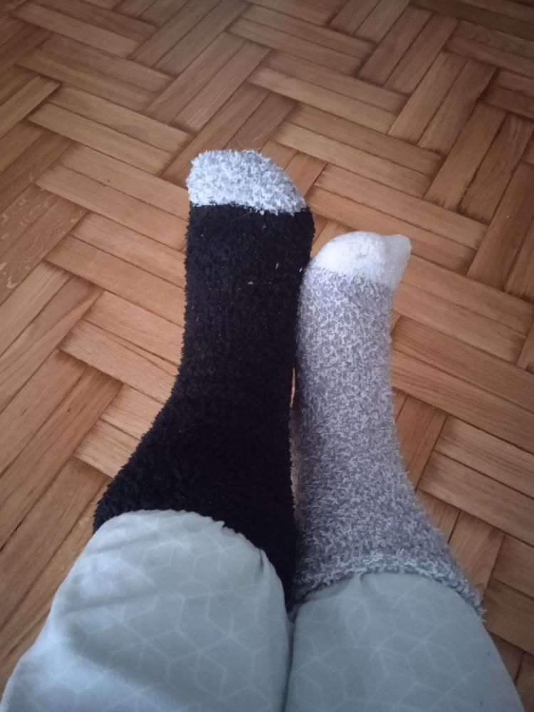 Calcetines de diferente color, mismo modelo.