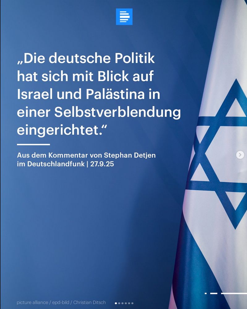 Text: "Die deutsche Politik hat sich mit Blick auf Israel und Palästina in einer Selbstverblendung eingerichtet." Schrift auf Hintergrund der israelischen Flagge, Zitat von Stephan Detjen aus einem Kommentar im Deutschlandfunk (27. 9. 2025).