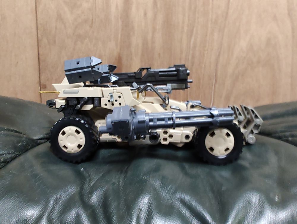 Gatling guns and missile pack added but the same Mech as the previous picture