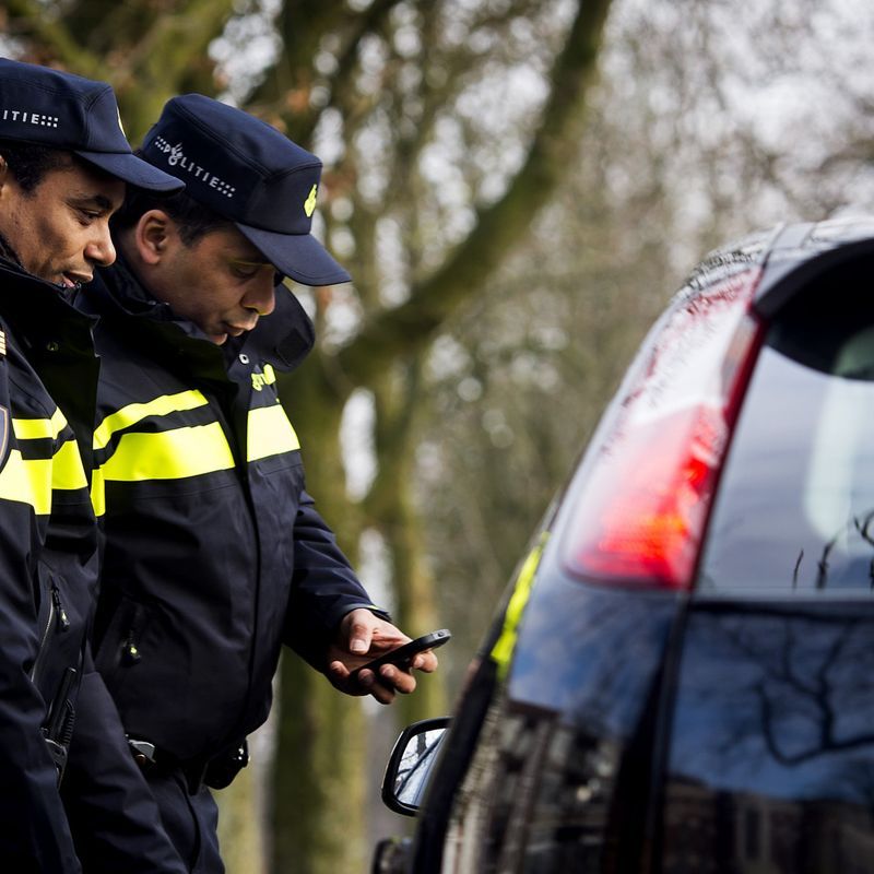 Jong kind pakt auto van papa en mama om naar vriendje te rijden, zusje rijdt mee