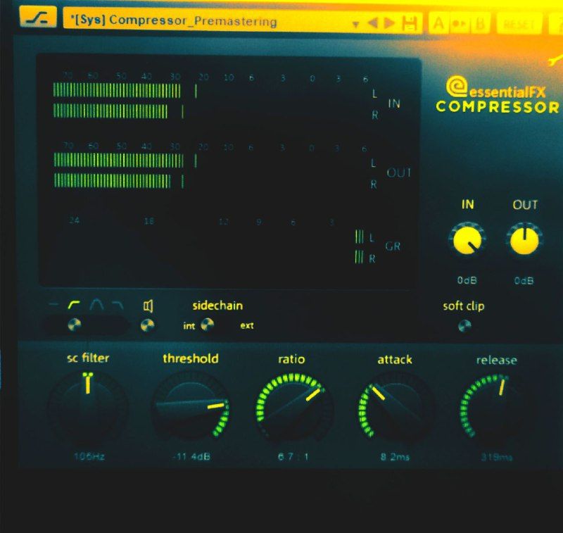 A picture of a DAW Compressor menu. Dark buttons with light scales around them.