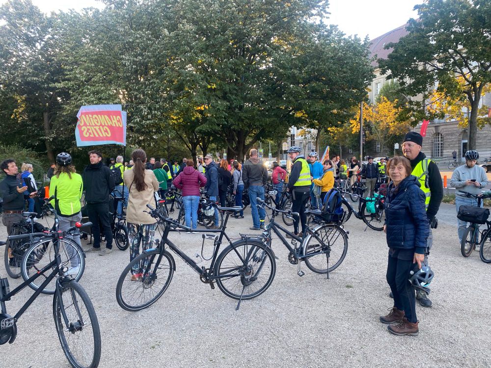 Abschluss des Anradelns Grunewaldstraße am 24.09.25 am Kleistpark: Eine Gruppe Teilnehmender hört einer Abschlussrede zu. 