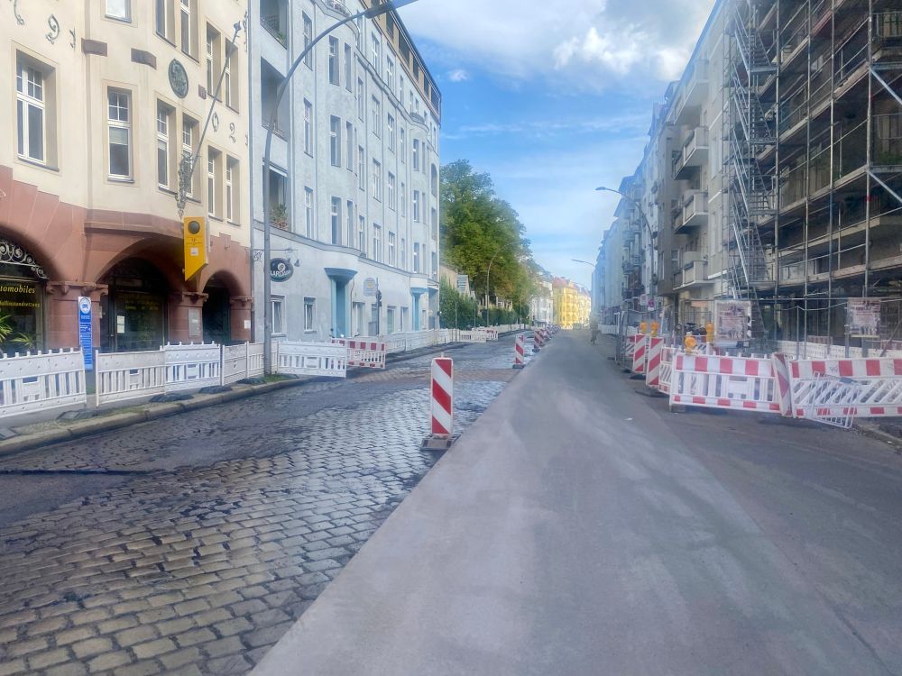 Baustelle Monumentenstraße Richtung Kreuzberg: auf der linken Seite ist der Asphalt abgetragen, rechts stehen Bauzäune. 