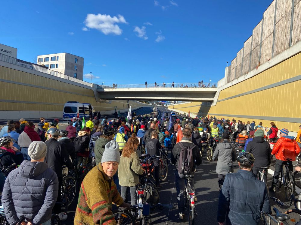 Auf dem 16. Bauabschnitt der A100 steht eine riesige Menge Radfahrende