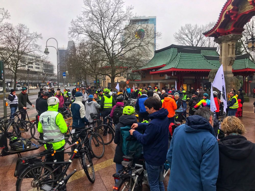 Treffen zur #Natenom Gedenkfahrt am Elefantentor/Zoo