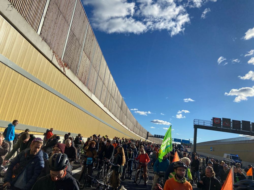 Auf der A100 steht eine riesige Menge Radfahrender.