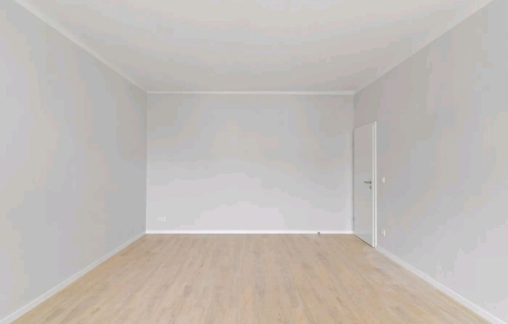 Hellgrauer Raum, eine Tür