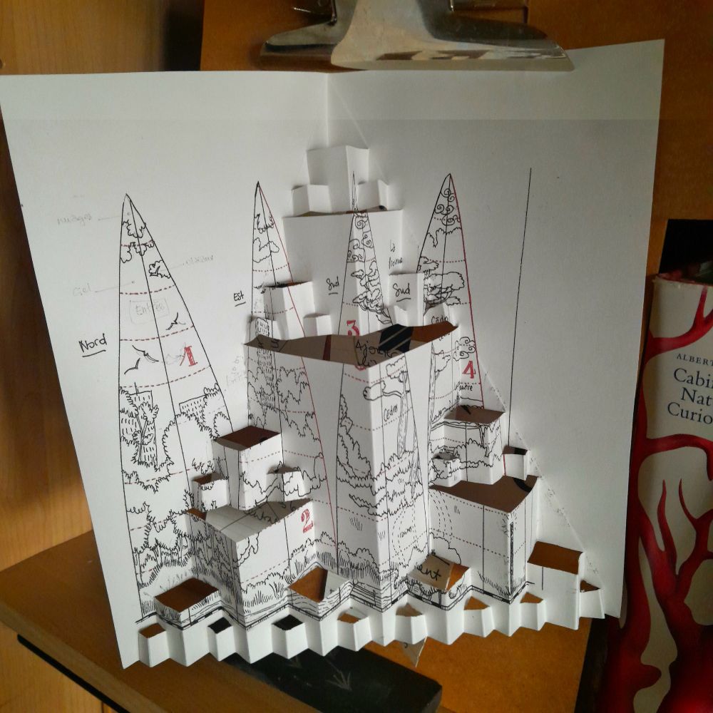 Papier plié et découpé en fractale s