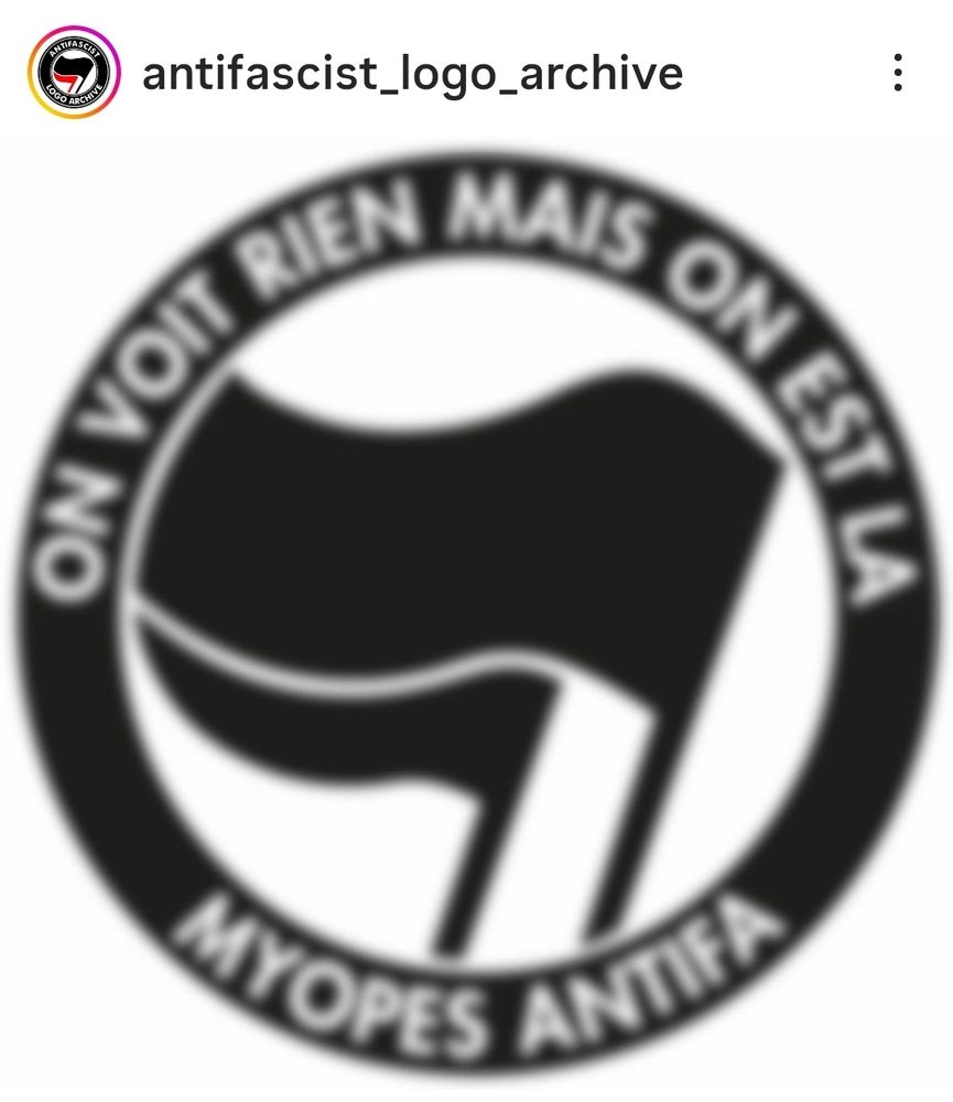 Logo drapeaux antifa noirs avec deux textes 
"on voit rien mais on est là" "myopes antifa"
Le visuel est flou bien sûr :)