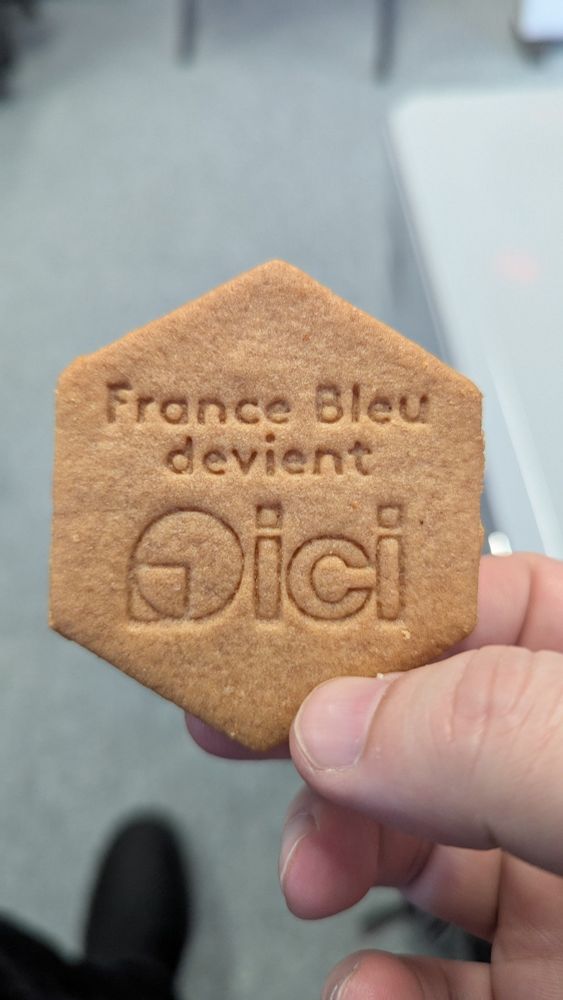 Un biscuit avec écrit "France Bleu devient ICI". 