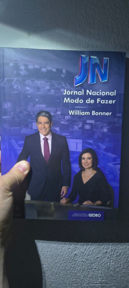 Capa do livro "Jornal Nacional: Modo de Fazer" (Editora Globo, 2009), de William Bonner. Na arte, aparecem Bonner, então apresentador e editor-chefe do JN, em pé, e Fátima Bernardes, então esposa e apresentadora do telejornal, sentada.