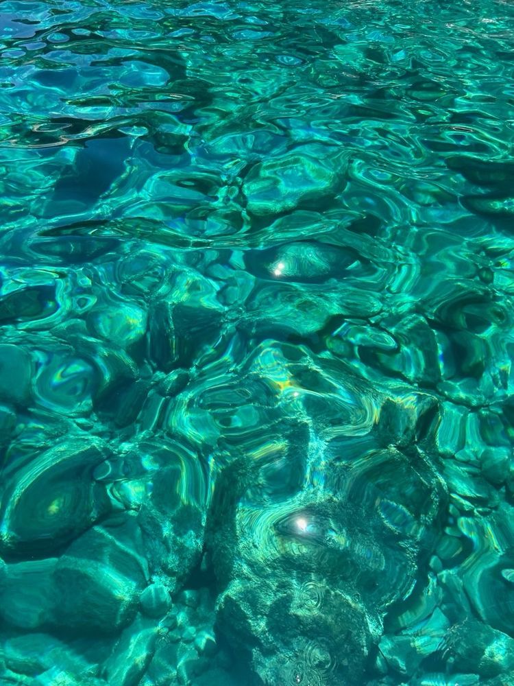 Foto de lo que parece un río o un lago con tonos turquesas.
