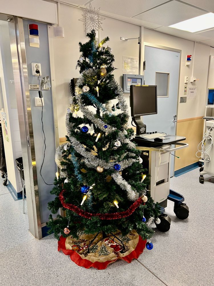 Kuva koristellusta joulukuusesta sairaalan käytävällä.