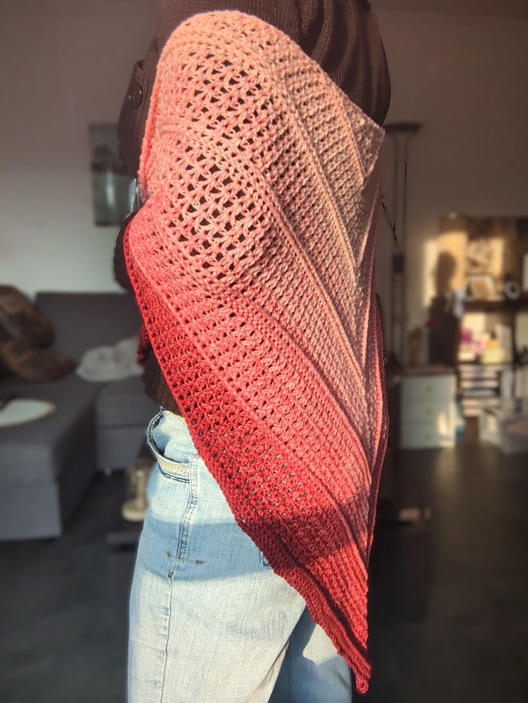 Chale tons de rose fait au crochet