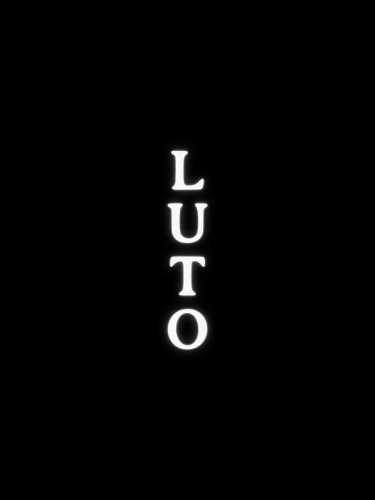 "Luto", écrit sur fond noir en blanc