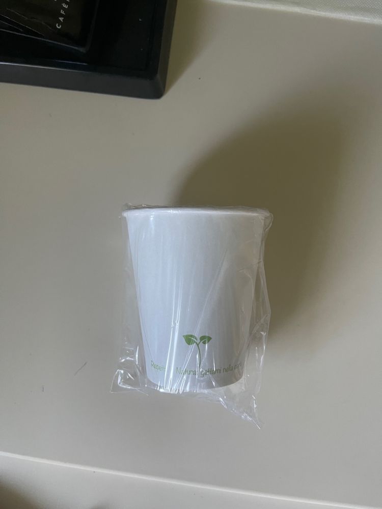 Gobelet en carton dans un sachet plastique