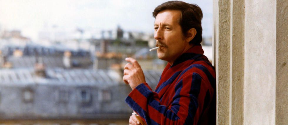 Étienne Dorsay fumant une cigarette 