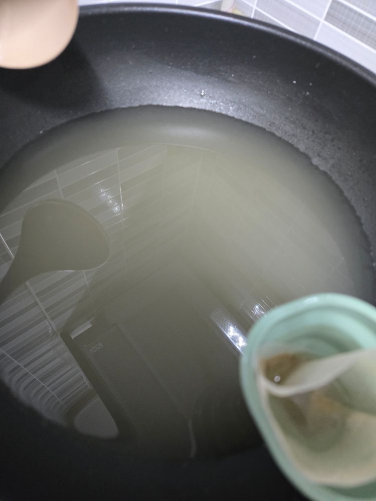 식혀서 기름 한 번 걸러낸 육수

다시팩이나 커피거름망 쓰면됩니당. 환경을 생각한다면 생분해성으로,,,