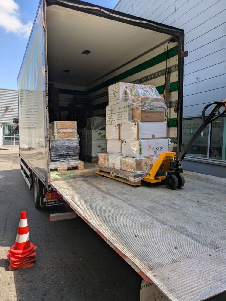 Moving truck with palette entering with lab equipements