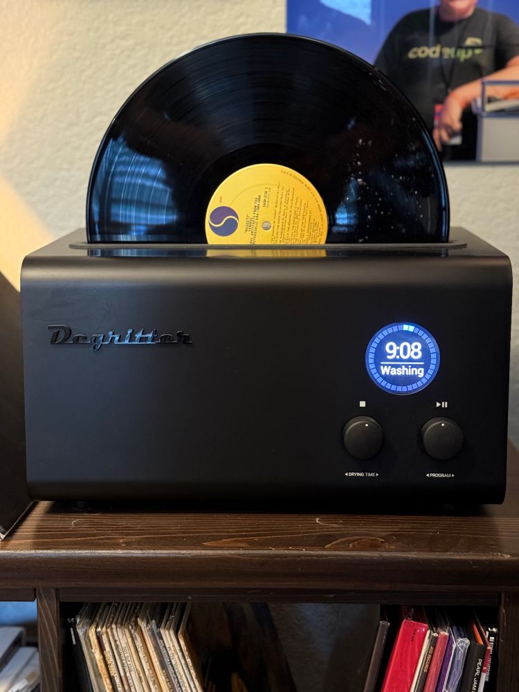 Washing a vinyl record in the Degritter 