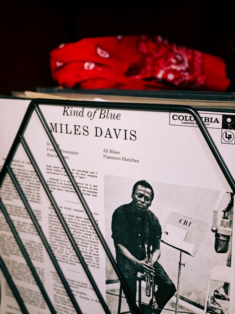 a picture of miles davis on the back of a refrigerator