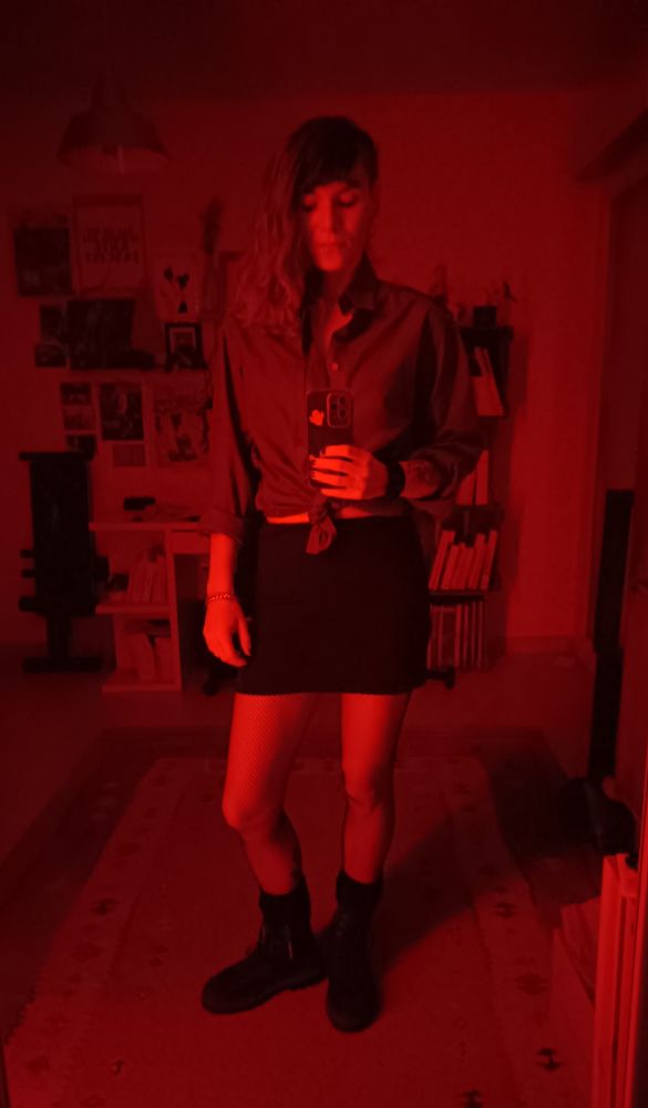 Selfie intégral avec look détaillé dans le post, la lumière est rouge