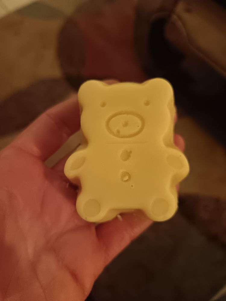 Savon jaune en forme de petit ourson dans ma main