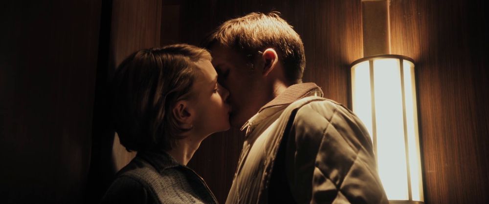 Mystery scene #6:
Description: Ryan Gosling and Carey Mulligan kiss in the elevator.