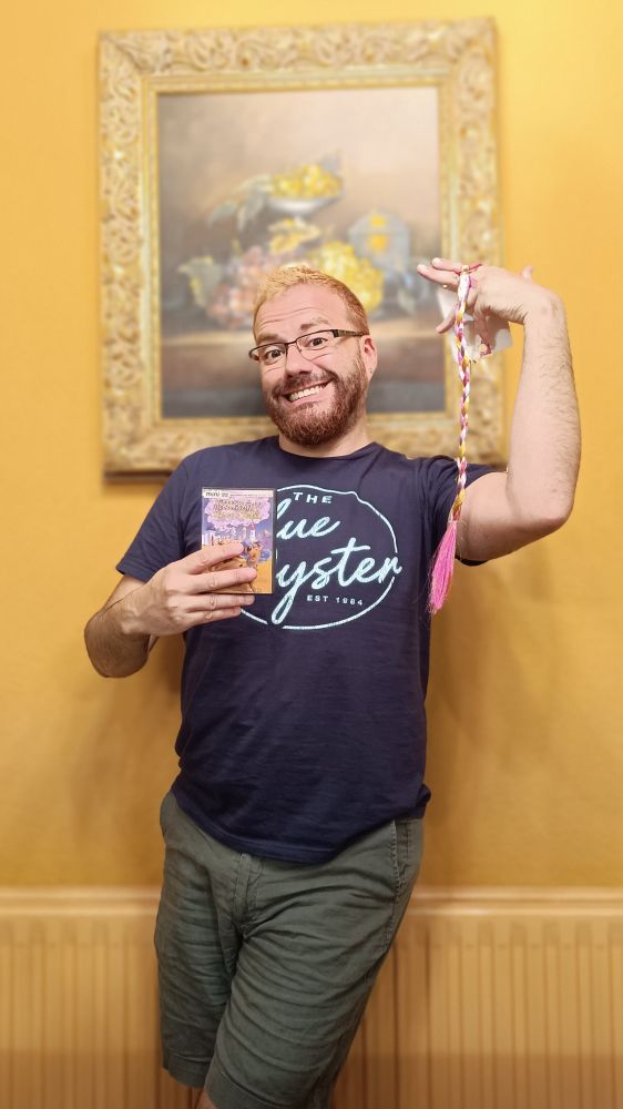 Foto de viernes con un mini dvd de Scooby Doo y un coletero con trenza rosa