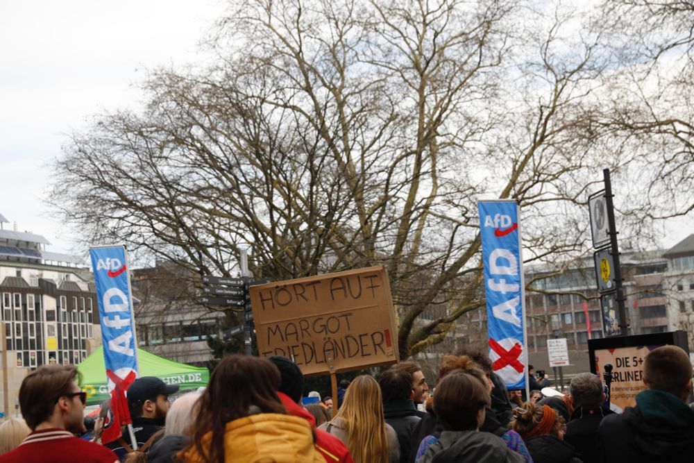 Margot Friedlander blijkt voor de AfD nog altijd een gevaar. Tijdens verkiezingscampagne (2025) 
 in Aken (Duitsland).