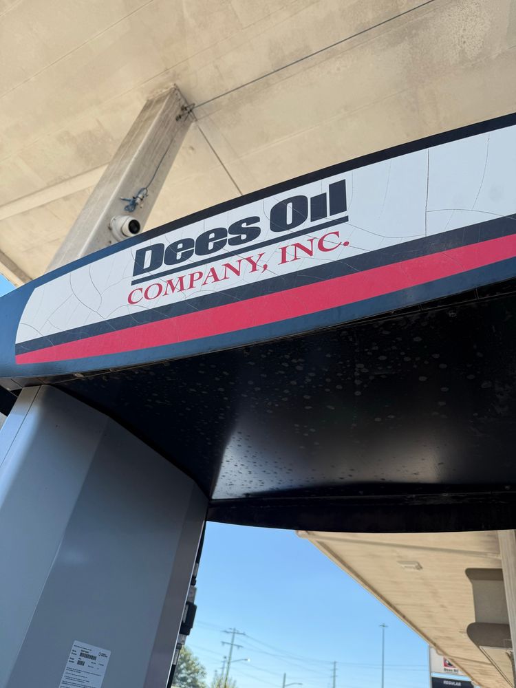 Dees Oil sign in New Albany Mississippi