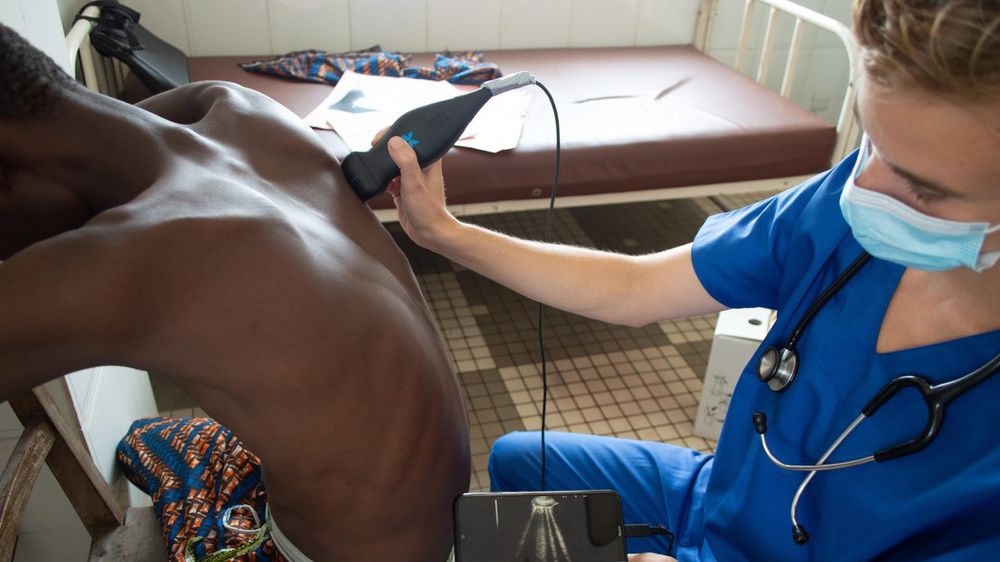 Dr. Véronique Suttels performs a smartphone-connected ultrasound on a symptomatic Beninese patient – 2025 EPFL/Véronique Suttels – CC-BY-SA 4.0