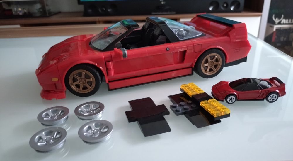 Rotes Acura NSX Modell, davor Teile für Umbaualternativen und ein kleines Diecast Modell des NSX 