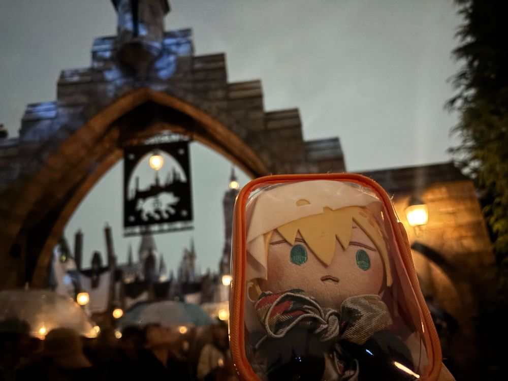 ユニバーサルスタジオジャパン施設内 ホグスミード村の前で、前面クリアポーチに入れたわんぱくやまんばぎりくにひろを撮った写真です。