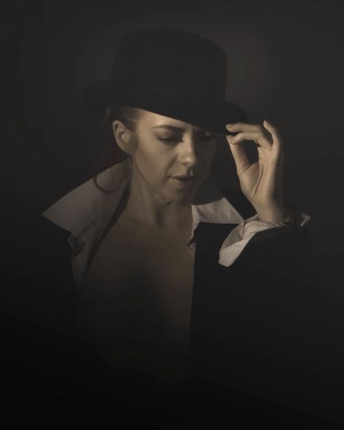 Augusta tipping her hat