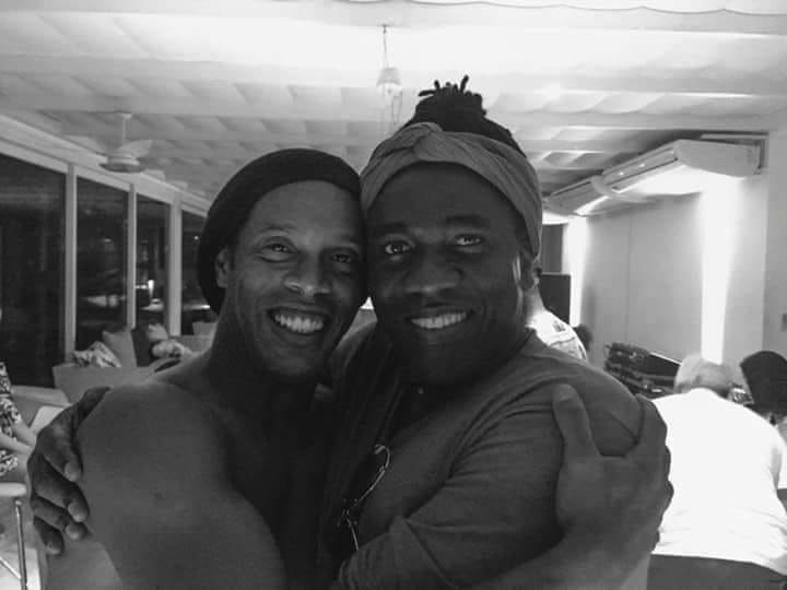 foto em preto de branco do ronaldinho gaucho abrançando richard bona