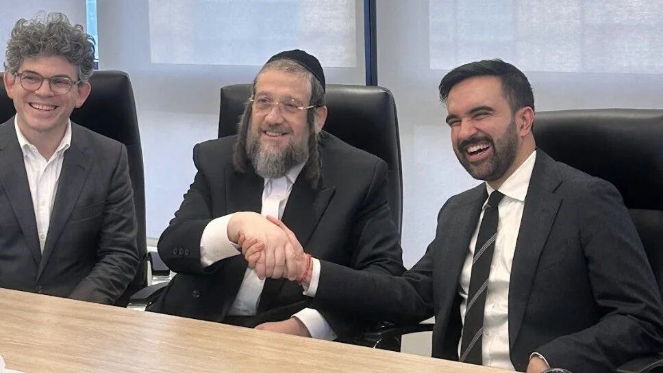 Rabbi Moshe Indig, a political leader of the Ahronim faction of the anti-Zionist Satmar Hasidic community, endorsed Zohran Mamdani at a public meeting in Williamsburg in New York City, on 3 November 2025 (Screengrab Zohran Mamdani's X account)